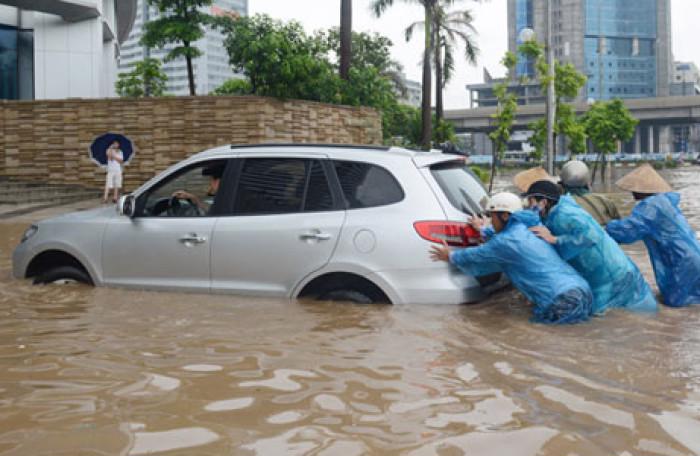 lái xe oto qua đường ngập nước